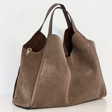 Carica l'immagine nel visualizzatore di Gallery, Loristella borsa Serena grande in suede tortora
