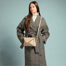 Carica l&#39;immagine nel visualizzatore di Gallery, The Bridge camera case Frida
