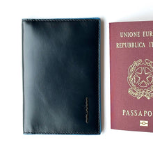Carica l&#39;immagine nel visualizzatore di Gallery, Porta passaporto Piquadro
