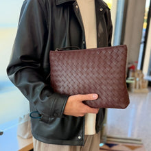 Carica l&#39;immagine nel visualizzatore di Gallery, Pochette da polso in pelle intrecciata
