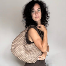 Carica l&#39;immagine nel visualizzatore di Gallery, Borsa a sacca in pelle intrecciata
