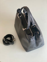 Carica l&#39;immagine nel visualizzatore di Gallery, Borsa a bauletto con quattro anelli Mia Mioli
